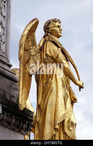 Goldene Statue des Engels auf dem Brunnen vor der Kathedrale Himmelfahrt der Jungfrau Maria in Zagreb, Kroatien Stockfoto