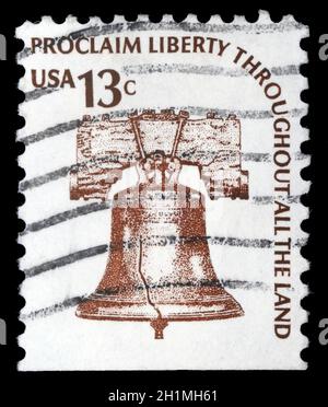 Die in den Vereinigten Staaten gedruckte Briefmarke zeigt ein Bild der Liberty Bell, um 1975. Stockfoto