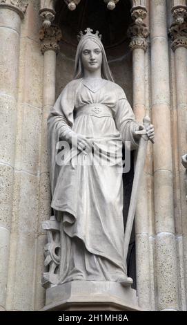 Statue der heiligen Katharina von Alexandria auf dem Portal der Kathedrale, die der Himmelfahrt Mariens in Zagreb gewidmet ist Stockfoto