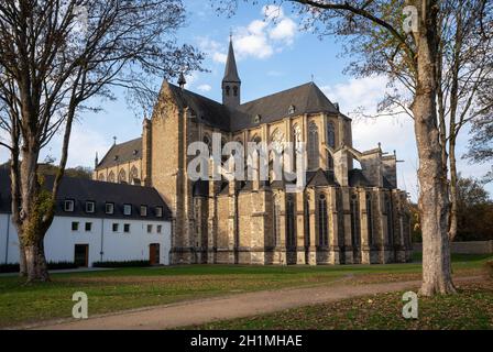 ODENTHAL, DEUTSCHLAND - 8. NOVEMBER 2020: Panoramabild des Altenberger Doms im herbstlichen Licht am 8. November 2020 in Deutschland Stockfoto