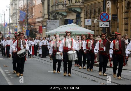 Die Parade von 70 Teilnehmern, dreißig Pferden und vierzig Mitgliedern einer Blaskapelle zum Hauptplatz wurde als nächstes angekündigt, der 300. Sinjska Alka in Zagreb Stockfoto