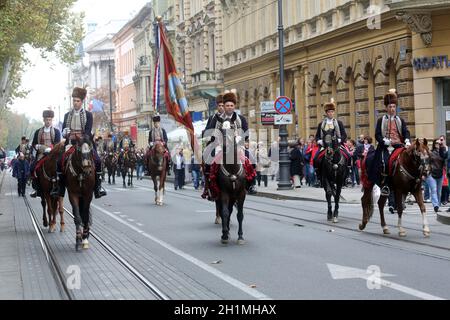 Die Parade von 70 Teilnehmern, dreißig Pferden und vierzig Mitgliedern einer Blaskapelle zum Hauptplatz wurde als nächstes angekündigt, der 300. Sinjska Alka in Zagreb Stockfoto