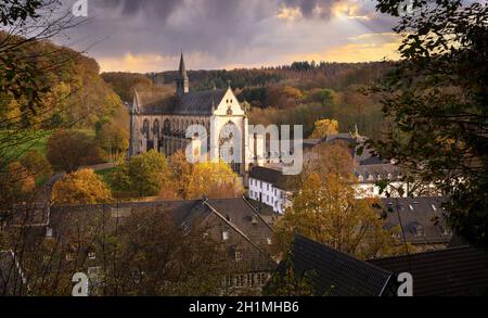 ODENTHAL, DEUTSCHLAND - 8. NOVEMBER 2020: Panoramabild des Altenberger Doms im herbstlichen Licht am 8. November 2020 in Deutschland Stockfoto