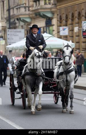 Die Parade von 70 Teilnehmern, dreißig Pferden und vierzig Mitgliedern einer Blaskapelle zum Hauptplatz wurde als nächstes angekündigt, der 300. Sinjska Alka in Zagreb Stockfoto