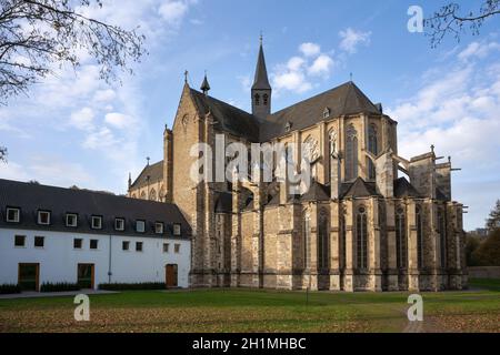 ODENTHAL, DEUTSCHLAND - 8. NOVEMBER 2020: Panoramabild des Altenberger Doms im herbstlichen Licht am 8. November 2020 in Deutschland Stockfoto