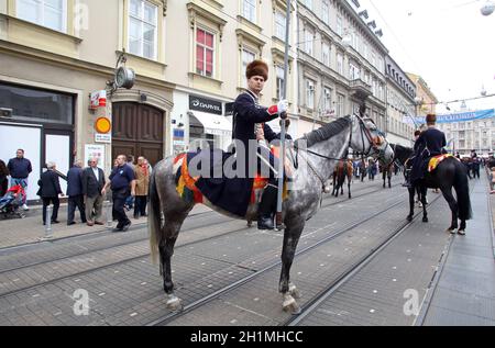 Die Parade von 70 Teilnehmern, dreißig Pferden und vierzig Mitgliedern einer Blaskapelle zum Hauptplatz wurde als nächstes angekündigt, der 300. Sinjska Alka in Zagreb Stockfoto