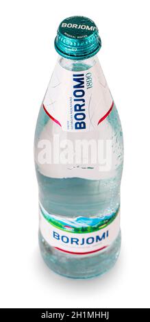 Kamtschatka, Russland - 10. MAI 2020: Flasche Borjomi, eine Marke von natürlich kohlensäurehaltigen Mineralwasser aus Quellen in der Borjomi-Schlucht im Zentrum von Georgi Stockfoto