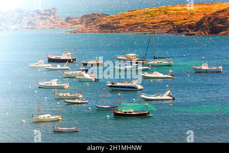 Die Bucht mit kleinen Booten in Cadacez, Spanien Stockfoto