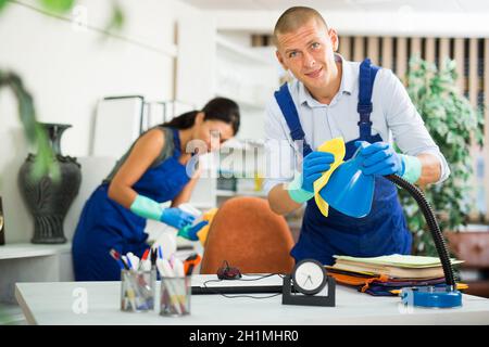 Reinigungstisch im modernen Büro Stockfoto