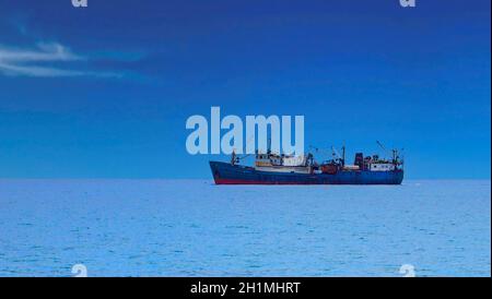 Selektiver Fokus. Das Fischerboot zum Fischen im Meer. Stockfoto