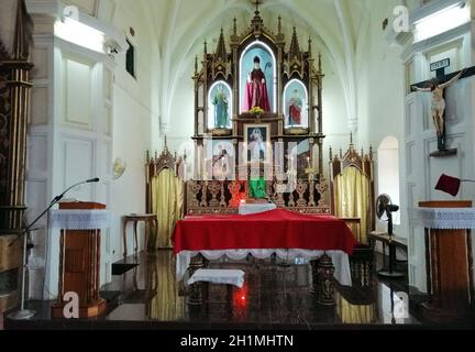 Hauptaltar an der katholischen St. Blaise Kirche in Gandaulim, Goa, Indien Stockfoto