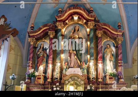 Hochaltar in der Kirche der Heiligen Barbara in unhöflich, Kroatien Stockfoto