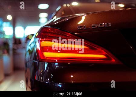 Stuttgart, Deutschland - 8. August 2020: Roter Heckscheinwerfer eines modernen Mercedes sl500. Stockfoto