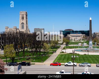 Blick vom Indiana World war Memorial auf den Indiana war Memorial Plaza mit der Scottish Rite Cathedral auf Left und der American Legion Mall im Backgro Stockfoto