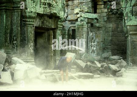 Die Alten mit dem Namen Prohm klammet den Tempel mit seinem Namen Ta, alten Männern und seinem zweiten Namen Prohm. Mister Ta Prohm im Ta Prohm Tempel in Stockfoto