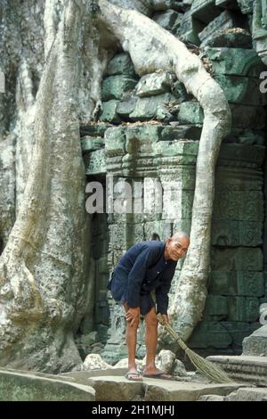 Die Alten mit dem Namen Prohm klammet den Tempel mit seinem Namen Ta, alten Männern und seinem zweiten Namen Prohm. Mister Ta Prohm im Ta Prohm Tempel in Stockfoto