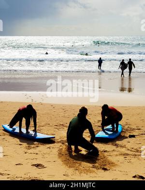 Surfen lernen, Surfkurs am Strand. Portugal Stockfoto