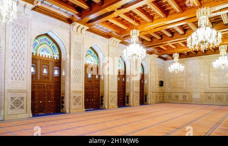 Maskat, Oman, 3. Dezember 2016: Innenhalle der Sultan-Qaboos-Moschee in Maskat, Oman Stockfoto