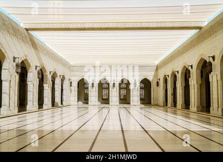 Maskat, Oman, 3. Dezember 2016: Innenhalle der Sultan-Qaboos-Moschee in Maskat, Oman Stockfoto