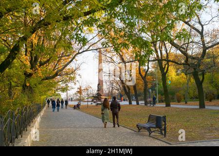 ODESSA, UKRAINE - 26. NOVEMBER 2020: Menschen gehen am Denkmal eines unbekannten Matrosen in Odessa Stockfoto