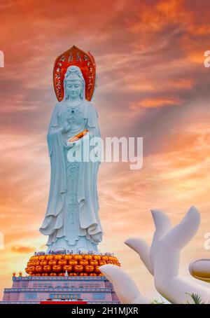 Die White Guan Yin Statue im Nanshan Buddhist Cultural Park bei Sonnenaufgang, Sanya, Hainan Island, China. Selektiver Fokus Stockfoto