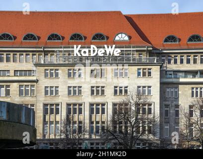 Fassade des Kaufhauses des Westens in der Tauentzienstraße mit KaDeWe-Logo oben vom Wittenbergplatz aus gesehen Stockfoto