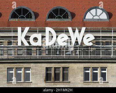 KaDeWe-Logo auf dem Kaufhaus des Westens in der Tauentzienstraße – Berlin Stockfoto