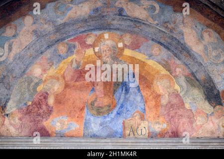 Der ewige Vater und der unschuldigen Märtyrer, mit Fresken verzierte Lunette von Giovanni di Francesco, Ospedale degli Innocenti - Außen Arcade, Florenz, Es Stockfoto