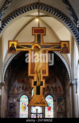 Christus gekreuzigt, geformten Malerei von Giotto, Santa Maria Novella Principal dominikanische Kirche in Florenz, Italien Stockfoto