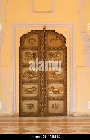 Verzierte Tür an der Chandra Mahal, Jaipur City Palace in Jaipur, Rajasthan, Indien Stockfoto