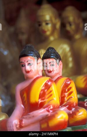 Buddha-Statue in einem Geschäft in einer Buddha-Schnitzerei im Dorf Kakaoh östlich der Stadt Kampong Thom von Kambodscha. Kambodscha, Kampong Thom, Fe Stockfoto