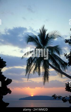 Der Sonnenuntergang am hat Phra Nang Beach bei Railay bei Ao Nang außerhalb der Stadt Krabi an der Andamanensee im Süden Thailands. Thailand, Kr Stockfoto