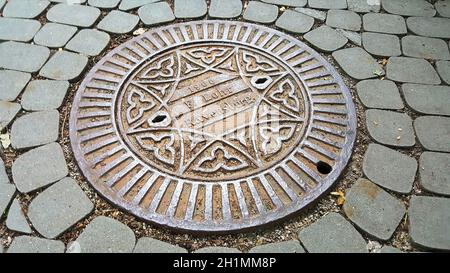 Ravensburg / Deutschland - 10 08 2020: Schachtdeckel aus Ravensburg Stockfoto