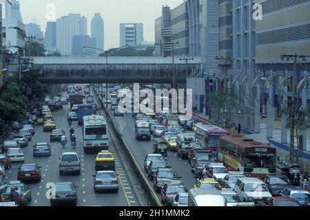Der Straßenverkehr im Stadtzentrum von Pratunam Aerea in der Stadt Bangkok in Thailand in Southeastasia. Thailand, Bangkok, April 2001 Stockfoto