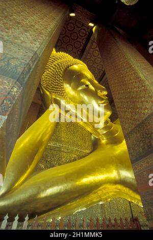 Der liegende Buddha im Wat Pho in ko ratanakosin in der Stadt Bangkok in Thailand in Southeastasia. Thailand, Bangkok, April 2001 Stockfoto