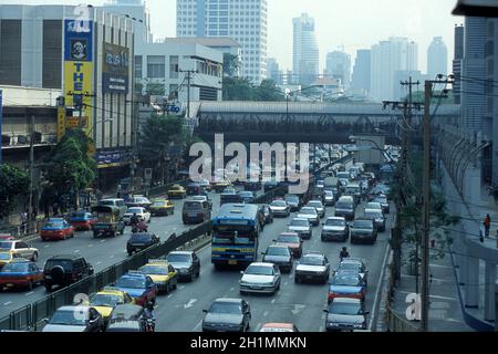 Der Straßenverkehr im Stadtzentrum von Pratunam Aerea in der Stadt Bangkok in Thailand in Southeastasia. Thailand, Bangkok, April 2001 Stockfoto