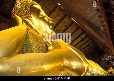 Der liegende Buddha im Wat Pho in ko ratanakosin in der Stadt Bangkok in Thailand in Southeastasia. Thailand, Bangkok, April 2001 Stockfoto