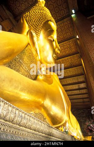 Der liegende Buddha im Wat Pho in ko ratanakosin in der Stadt Bangkok in Thailand in Southeastasia. Thailand, Bangkok, April 2001 Stockfoto