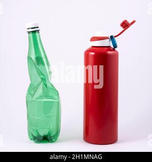 Die ökologische Wahl: Von der Plastikflasche bis zur wiederverwendbaren Aluminiumflasche. Stockfoto