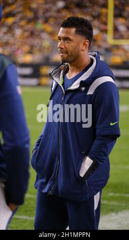 Pittsburgh, PA, USA. Oktober 2021. Russell Wilson während des Spiels Pittsburgh Steelers gegen Seattle Seahawks im Heinz Field in Pittsburgh, PA. Jason Pohuski/CSM/Alamy Live News Stockfoto