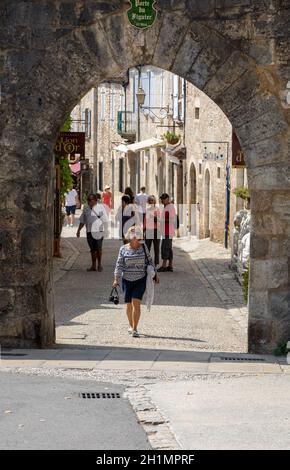 Rocamadour, Frankreich - 3. September 2018: Touristen wandern im mittelalterlichen Zentrum von Rocamadour. Frankreich Stockfoto