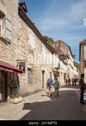 Rocamadour, Frankreich - 3. September 2018: Touristen wandern im mittelalterlichen Zentrum von Rocamadour. Frankreich Stockfoto