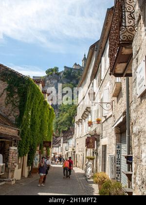 Rocamadour, Frankreich - 3. September 2018: Touristen wandern im mittelalterlichen Zentrum von Rocamadour. Frankreich Stockfoto