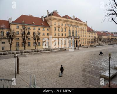 Blick über den Innenhof des Museumsquartiers MQ Wien auf die ehemaligen Hofstallungen Stockfoto