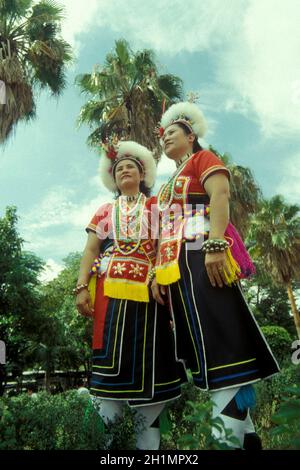 Frauen in taiwanesischer Tracht auf einer Veranstaltung im Stadtzentrum von Taipei in Taiwan in Ost-Aasia. Taiwan, Taipeh, Mai 2001 Stockfoto