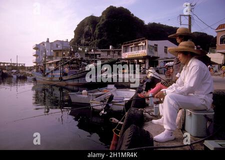 Das Fischerdorf Fulung am Pazifischen Ozean im Norden Taiwans von Ost-Aasia. Taiwan, Taipeh, Mai 2001 Stockfoto