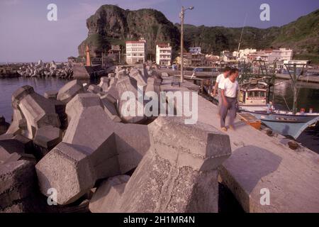 Das Fischerdorf Fulung am Pazifischen Ozean im Norden Taiwans von Ost-Aasia. Taiwan, Taipeh, Mai 2001 Stockfoto