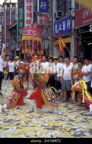 Eine traditionelle Mazu-Parade und ein taoistisches religiöses Festival im Stadtzentrum von Taipei in Taiwan im Osten von Aasia. Taiwan, Taipeh, Mai 2001 Stockfoto