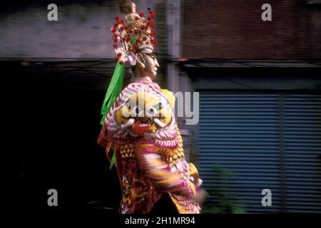 Eine traditionelle Mazu-Parade und ein taoistisches religiöses Festival im Stadtzentrum von Taipei in Taiwan im Osten von Aasia. Taiwan, Taipeh, Mai 2001 Stockfoto