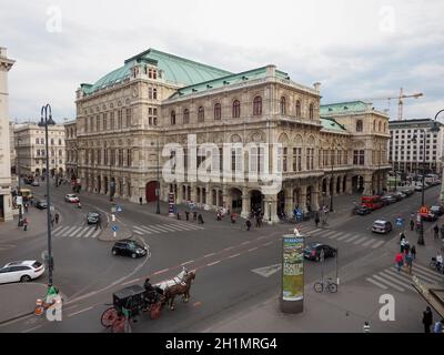 Staatsoper Wien mit Fiaker und Litfaßsäule im Forground vom Allbertina Museum über den Albertina Crossing Stockfoto